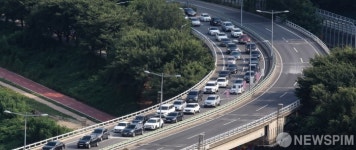 차량 정체 빚는 서해안고속도로 방향 안양천로