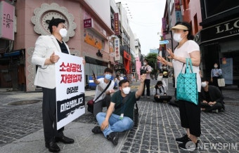 1인 시위 도중 시민과 대화 나누는 원희룡 전 제주지사
