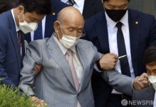 '호흡곤란' 호소, 재판 25분만에 퇴정하는 전두환