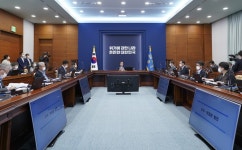 문재인 대통령, 수석보좌관회의 주재