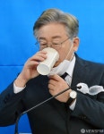 목 축이는 이재명 경기도지사