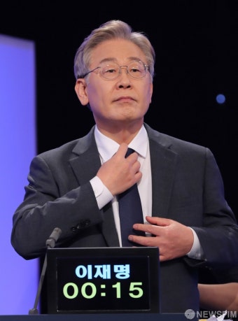 TV토론 준비하는 이재명 대선 예비후보