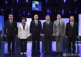 기념촬영하는 이낙연 - 추미애 - 김두관 - 이재명 - 박용진 - 정세균 대선 예비후보