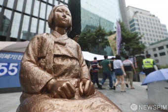 일본군'위안부' 피해자 기림의 날... 주먹 굳게 쥔 평화의소녀상