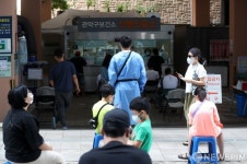 분주한 관악구보건소 선별진료소