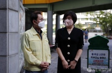 월정초 교장과 대화하는 조희연 교육감