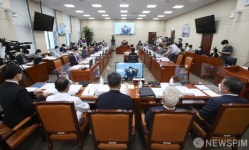 국회에서 열린 국방위원회 전체회의