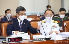 자료 정리하는 서욱 국방부 장관 - 부석종 해군참모총장