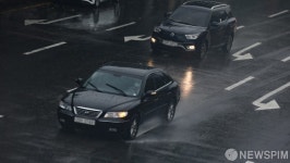 가을장마 북상 물살 가르는 차들