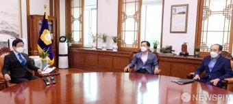 박병석 국회의장 만나는 김기현 원내대표 - 추경호 원내수석부대표
