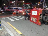 부산서 승용차·포터차량 충돌…2명 경상