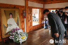 윤석열, 육영수 생가 방문...기억하는 어느 국민도 비판하지 않는 분