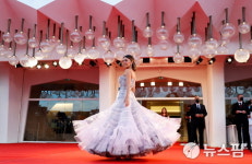 [사진] 베니스 영화제 레드카펫위의 여우 세레나 로시