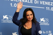 [사진] 베니스 영화제 레드카펫위의 가수 겸 배우 마리아 나지오날