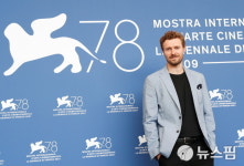 [사진] 베니스 영화제 레드카펫위의 배우 로만 러스키