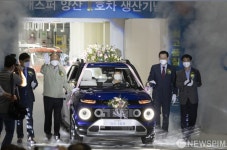 출고식 하는 광주글로벌모터스 1호 차 캐스퍼