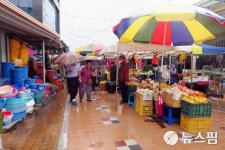 태풍 찬투 영향 비 속 울진 대목장