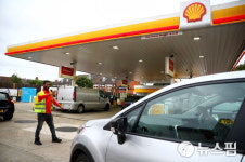 [사진]런던 주유소에 몰려든 차량들