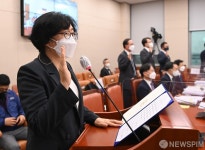 증인선서하는 윤순진 민간위원장