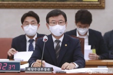 답하는 문성혁 해양수산부 장관