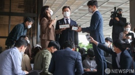 취재진 질문 답변하는 화천대유 김만배