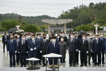 이준석 오월 영령에 헌화