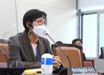 국정감사 의원 질의에 답하는 권태선 방송문화진흥회 이사장
