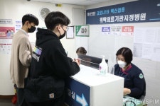 코로나19 백신 맞는 청소년들