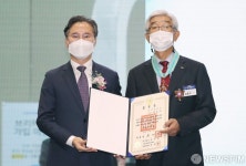 김종수 덕지산업 대표에게 은탑산업훈장 수여하는 박진규 차관