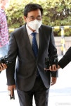 첫 공판 출석하는 유시민 전 이사장