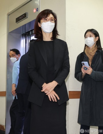 고(故) 노태우 전 대통령 입관식 향하는 노소영 아트센터 나비 관장