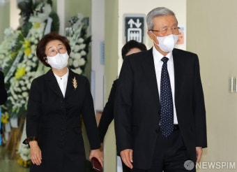 고(故) 노태우 전 대통령 빈소 조문 마친 김종인 전 비대위원장 - 이은재 전 의원