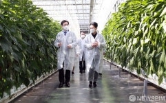 스마트팜을 활용한 생산시설 둘러보는 여한구 본부장