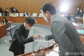 주먹인사하는 구자근 의원 - 최재해 감사원장 후보자