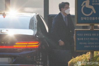 출근하는 김진욱 처장