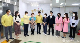 요양원 관계자들 격려하는 권덕철 복지부 장관