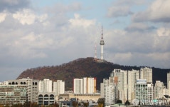 구름 아래 남산타워
