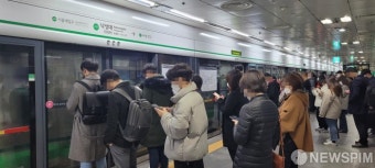 서울 지하철 2호선, '신호 장애'로 출근길 운행지연