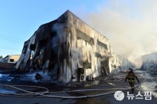 경주 안강 갑산공단 내 공장서 화재...소방, 큰 불길잡아