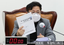 자료 들어보이는 홍익표 미디어특위 위원장