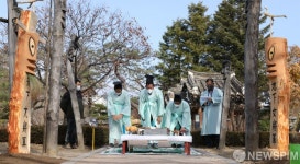 코로나19 퇴치 기원 장승제 지내는 엄미2리 주민들