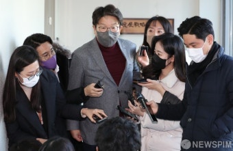 취재진 질문에 답하는 권성동 국민의힘 사무총장