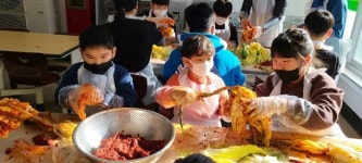 김장담그며 먹거리 소중함 익히는 울진 후포동부초등생들