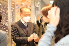 안산 다농마트 청년몰 둘러보는 조봉환 소진공 이사장