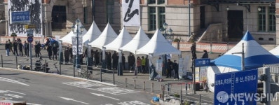 서울역 임시선별진료소에 줄 선 시민들