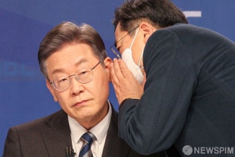 관계자와 대화 나누는 이재명 더불어민주당 대선후보