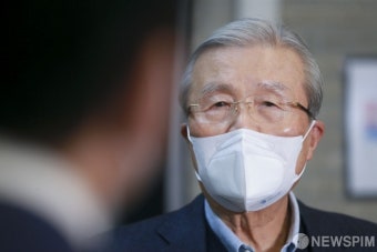 취재진 질문에 답하는 김종인 총괄선대위원장