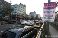 가는 차량 반, 드라이브스루 검사 차량 반