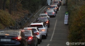 끊임없이 차량 행렬 이어지는 임시선별검사소