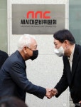 악수하는 윤석열 대선후보-김한길 새시대준비위원장